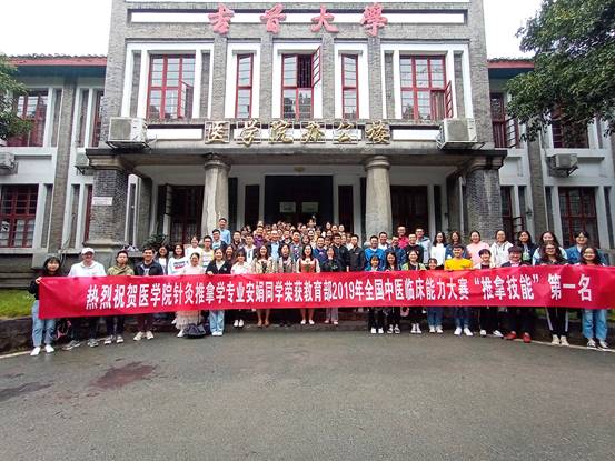 图2：球友会在校学生热烈欢迎代表队载誉归来